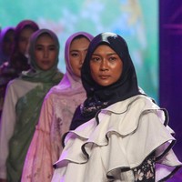 Model melakukan catwalk di Pos Bloc, Jakarta, Jumat (2/12/2022). Spotlight merupakan event yang diselenggarakan oleh IFC Indonesia Fashion Chamber dan pada tahun 2022 mengusung tema “Celebrating Diversity” atau merayakan keberagaman Indonesia dengan mengumpulkan desainer dan brand fashion yang mendukung “sustainability product” dan mengusung keberagaman kain wastra di Indonesia.
