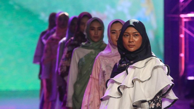 Model melakukan catwalk di Pos Bloc, Jakarta, Jumat (2/12/2022). Spotlight merupakan event yang diselenggarakan oleh IFC Indonesia Fashion Chamber dan pada tahun 2022 mengusung tema “Celebrating Diversity” atau merayakan keberagaman Indonesia dengan mengumpulkan desainer dan brand fashion yang mendukung “sustainability product” dan mengusung keberagaman kain wastra di Indonesia.