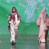 Alona Scarves mempunyai misi untuk berbagi keindahan budaya Indonesia ke seluruh penduduk dunia.