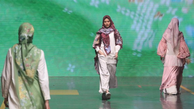 Alona Scarves mempunyai misi untuk berbagi keindahan budaya Indonesia ke seluruh penduduk dunia.