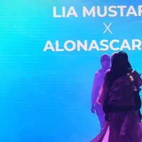 Spotlight diikuti oleh ratusan brand dan desainer ternama dari seluruh Indonesia. Dari sekian banyak brand, Alona Scarves adalah brand baru yang diperkenalkan di event ini dan berhasil mencuri perhatian dengan produknya yang berkualitas tinggi dan value produk yang menarik dengan mengusung tema keindahan budaya Indonesia dan cukup banyak digemari oleh para pengunjung.