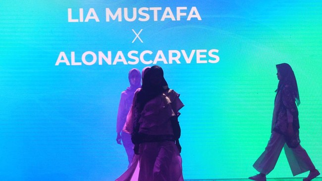Spotlight diikuti oleh ratusan brand dan desainer ternama dari seluruh Indonesia. Dari sekian banyak brand, Alona Scarves adalah brand baru yang diperkenalkan di event ini dan berhasil mencuri perhatian dengan produknya yang berkualitas tinggi dan value produk yang menarik dengan mengusung tema keindahan budaya Indonesia dan cukup banyak digemari oleh para pengunjung.