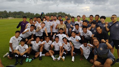 Menpora Zainudin Amali, saat memantau latihan timnas Indonesia di Pantai Purnama, Gianyar, Sabtu (3/12/2022). Foto: Nuranda Indrajaya