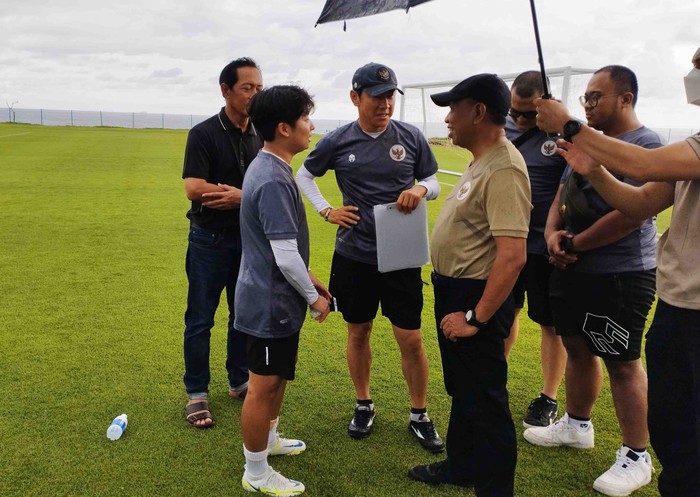 Menpora Zainudin Amali, saat mengunjungi pemusatan latihan Timnas Indonesia di Pantai Purnama, Sabtu (3/12/2022). Foto: Nuranda Indrajaya