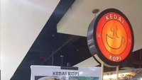 Masih tentang tempat ngopi. Ini namanya Kedai Kopi, tetapi menu yang ditawarkan justru mie ayam dengan berbagai varian dan es cendol. Foto: Twitter