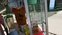 Etalase ini ditulisi Jus Buah dengan desain gambar aneka buah-buahan. Namun tak ada satu pun jenis buah yang dijajakan di etalase tersebut. Foto: Twitter