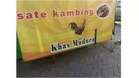 Di bannernya dituliskan sate kambing, tetapi netizen dibuat bingung lantaran gambar yang dipajang di banner bukannya kambing melainkan ayam. Foto: Twitter