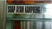 Jika dilihat dari makanan yang ditawarkan di etalase terlihat lauk-pauk sederhana. Namun, di etalasenya tertulis sop ayam kampung. Foto: Twitter