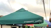 Gerai makanannya ini menggunakan tenda bertuliskan nama kafe. Sejatinya menawarkan kopi, tetapi menu yang ditawarkan justru es buah. Foto: Twitter