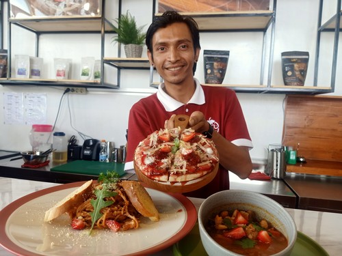 Menu olahan stroberi di Strawberryku Resto & Cafe, Denpasar.