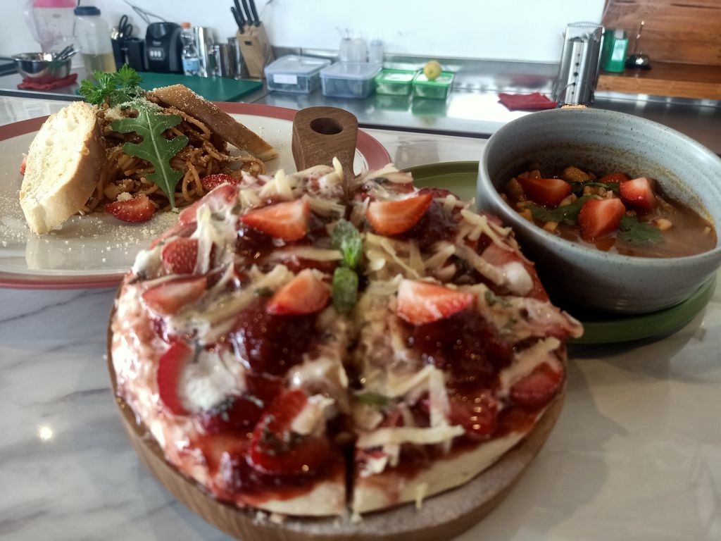 Menu Strawberry Pizza, Tom Strawberry hingga Spaghetti Bolognese di Strawberryku Resto & Cafe, Denpasar.