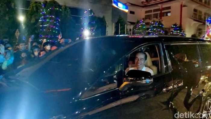 Momen Jokowi menyapa warga saat menembus kepadatan Jalan Jenderal Sudirman, Solo, Sabtu (3/12/2022).