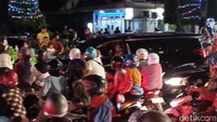Dari pantauan detikJateng, Jokowi terjebak macet sekira pukul 20.43 WIB. Rombongan mobil presiden itu, tampak jalan perlahan. Sesaat mobil Presiden juga tampak berhenti saat terjebak macet. Foto: Tara Wahyu NV/detikJateng