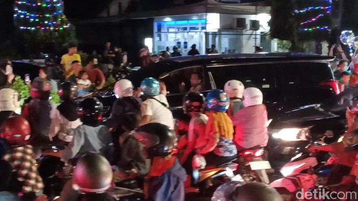 Momen rombongan Presiden Jokowi tembus macet di Solo, Sabtu (3/12/2022) malam.