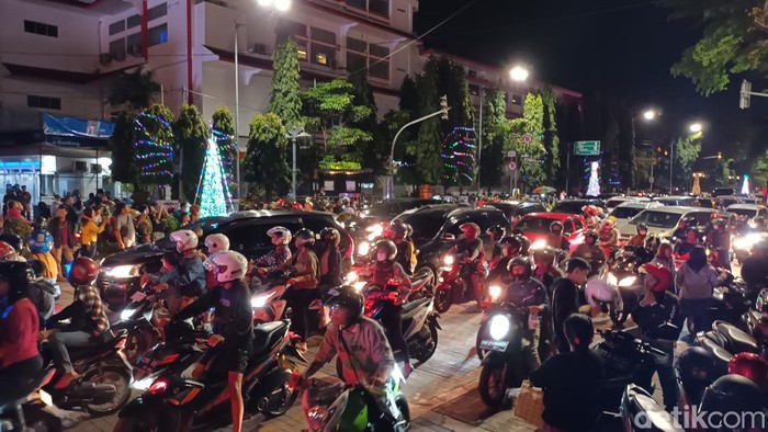 Momen rombongan Presiden Jokowi tembus macet di Solo, Sabtu (3/12/2022) malam. Momen rombongan Presiden Jokowi tembus macet di Solo, Sabtu (3/12/2022) malam.
