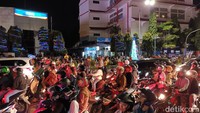 Aparat kepolisian tampak sibuk membukakan jalan untuk ke rombongan Presiden Jokowi. Pembawa acara yang berada di depan Balai Kota juga membantu meminta warga untuk membuka jalan. Pak Jokowi mau lewat, tolong beri jalan, kata pembawa acara tersebut, Sabtu (3/12/2022). Foto: Tara Wahyu NV/detikJateng