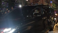 Sontak warga juga berteriak melihat Jokowi yang mendadak lewat di Jalan Jendral Sudirman. Pak Jokowi, Pak Jokowi, teriak warga. Foto: Tara Wahyu NV/detikJateng