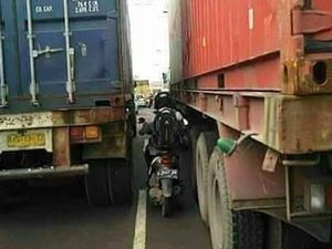 Pelajaran Insiden Pemotor Gagal Nyalip Truk Malah Jatuh Terlindas