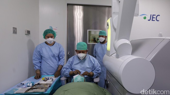 Nih Teknologi Laser yang Bikin Pasien Bebas dari Kacamata Mata minus menjadi salah satu jenis kelainan refraksi yang prevalensinya terus meningkat. Dengan adanya teknologi ReLEx SMILE PRO, pasien bisa bebas dari kacamata.