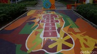 Mural tersebut berupa engklek dan ular tangga.