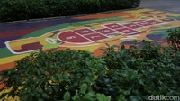 Mural permainan tradisional ini dapat dinikmati seluruh masyarakat lho.
