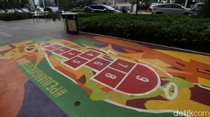 Kolong Jalan Layang Non-Tol Kuningan, Jakarta, diperindah dengan seni mural berupa permainan tradisional seperti engklek dan ular tangga.