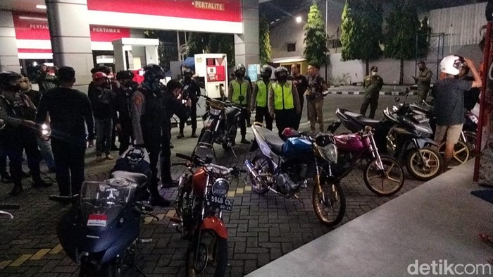 Operasi skala besar oleh petugas gabungan polisi-TNI-Satpol PP untuk mencegat gangster