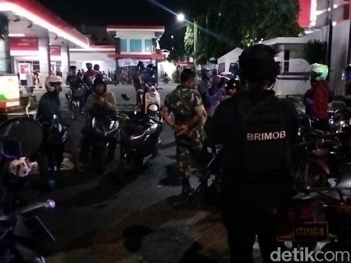 Operasi skala besar oleh petugas gabungan polisi-TNI-Satpol PP untuk mencegat gangster
