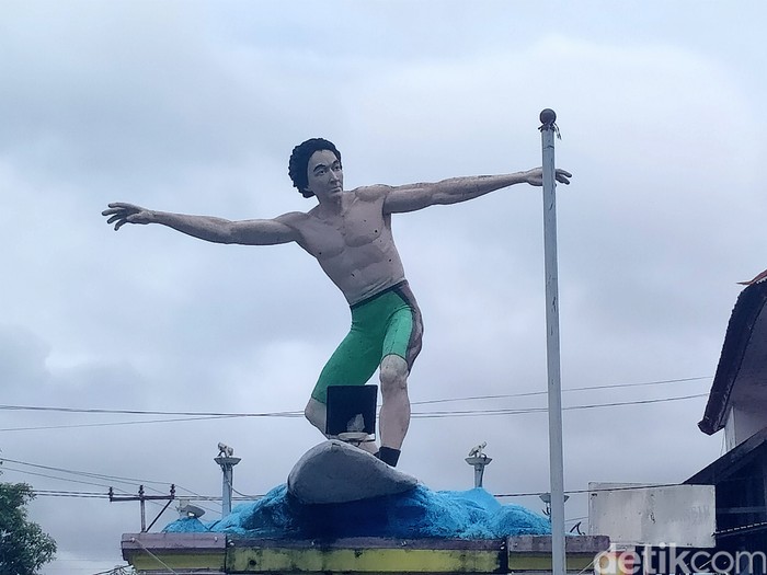 Patung Orang Selancar di Pantai Lakey
