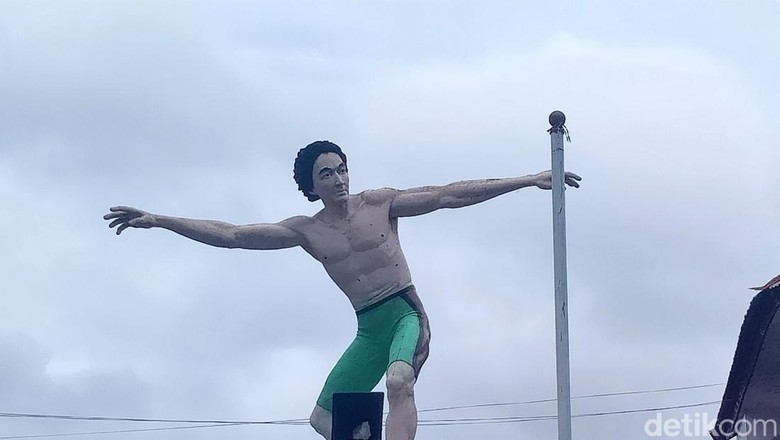 Patung Orang Selancar di Pantai Lakey Patung Orang Selancar di Pantai Lakey