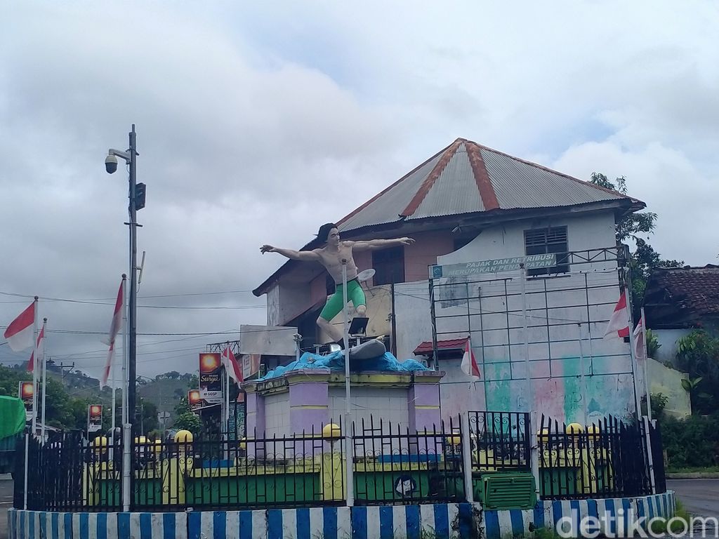 Patung Orang Selancar di Pantai Lakey