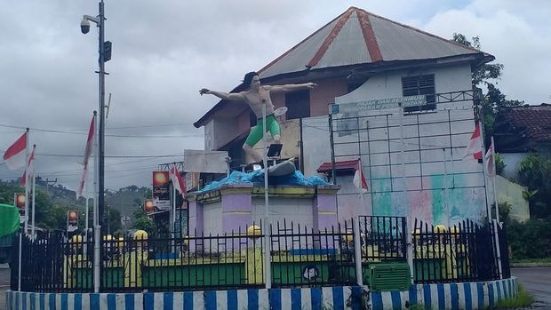 Patung Surfing Yang Ikonik di Dompu, Lambang Pantai Lakey. Foto: Faruk Nickyrawi