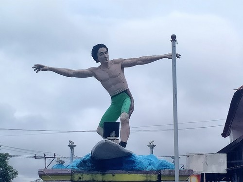 Patung Surfing Yang Ikonik di Dompu, Lambang Pantai Lakey. Foto: Faruk Nickyrawi