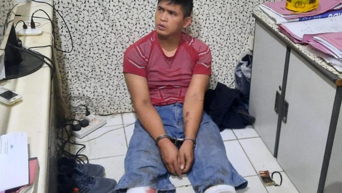 Pelaku pembunuh istri berinisial RP(37) saat diamankan di Polsek Batu Ampar usai ditangkap polisi di Sekupang pada Jumat (2/12/2022).(Foto/Istimewa)