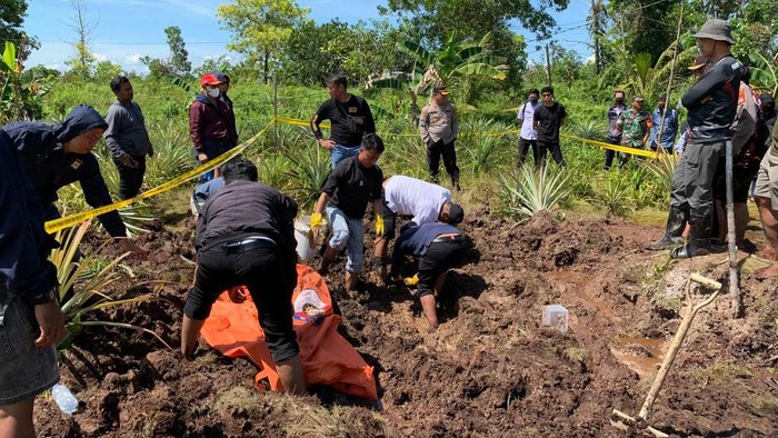Tim gabungan melakukan evauasi terhadap jenazah korban pembunuhan di Tarakan, Kalimantan Utara.