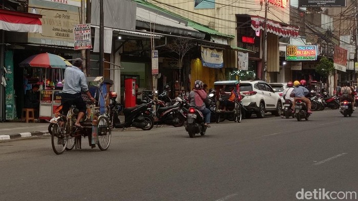Penarik becak di Bandung.