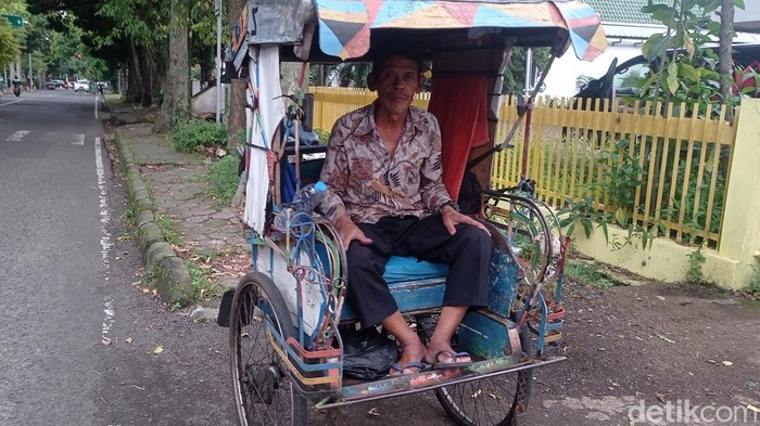 Penarik becak yang menunggu penumpang di Bandung