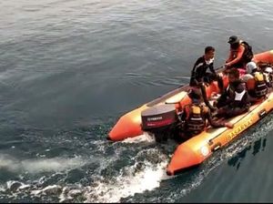 Jatuh di Babel, Diduga Pilot Masih di Dalam Badan Helikopter