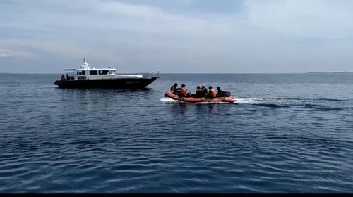 Pencarian pilot helikopter Baharkam Polri yang jatuh di perairan Belitung. (Foto: Dok Basarnas/TIM SAR GABUNGAN):