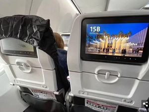 Ngeselin, Penumpang Bungkus Kursi Pesawat sampai Tutupi Layar TV