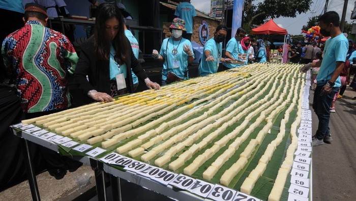 Petugas menata hasil pembuatan gethuk singkong saat Festival Kampung Singkong di Ledok, Argomulyo, Salatiga, Jawa Tengah, Sabtu (3/12/2022). Lembaga Prestasi Indonesia Dunia (LEPRID) memberikan penghargaan kepada Paguyuban Kampung Singkong Salatiga atas rekor pembuatan dan penyajian gethuk singkong sebanyak 2.022 gethuk. ANTARA FOTO/Aloysius Jarot Nugroho/pras.