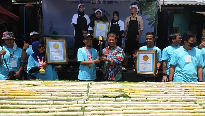 Petugas menata hasil pembuatan gethuk singkong saat Festival Kampung Singkong di Ledok, Argomulyo, Salatiga, Jawa Tengah, Sabtu (3/12/2022). Lembaga Prestasi Indonesia Dunia (LEPRID) memberikan penghargaan kepada Paguyuban Kampung Singkong Salatiga atas rekor pembuatan dan penyajian gethuk singkong sebanyak 2.022 gethuk. ANTARA FOTO/Aloysius Jarot Nugroho/pras.