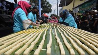Sejumlah petugas menata hasil pembuatan gethuk singkong saat Festival Kampung Singkong di Ledok, Argomulyo, Salatiga, Jawa Tengah, Sabtu (3/12/2022).