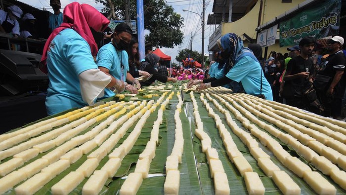 Penyajian Ribuan Gethuk di kampung Singkong Salatiga, Pecahkan Rekor! Petugas menata hasil pembuatan gethuk singkong saat Festival Kampung Singkong di Ledok, Argomulyo, Salatiga, Jawa Tengah, Sabtu (3/12/2022). Lembaga Prestasi Indonesia Dunia (LEPRID) memberikan penghargaan kepada Paguyuban Kampung Singkong Salatiga atas rekor pembuatan dan penyajian gethuk singkong sebanyak 2.022 gethuk. ANTARA FOTO/Aloysius Jarot Nugroho/pras.