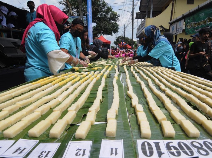 Petugas menata hasil pembuatan gethuk singkong saat Festival Kampung Singkong di Ledok, Argomulyo, Salatiga, Jawa Tengah, Sabtu (3/12/2022). Lembaga Prestasi Indonesia Dunia (LEPRID) memberikan penghargaan kepada Paguyuban Kampung Singkong Salatiga atas rekor pembuatan dan penyajian gethuk singkong sebanyak 2.022 gethuk. ANTARA FOTO/Aloysius Jarot Nugroho/pras.