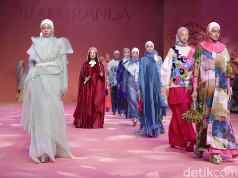 Perancang busana Ria Miranda menggelar annual show 2022 (2/12/2022) di Hotel Intercontinental Pondok Indah, Jakarta Selatan.