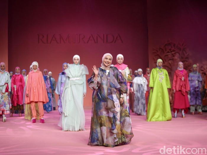 Perancang busana Ria Miranda menggelar annual show 2022 (2/12/2022) di Hotel Intercontinental Pondok Indah, Jakarta Selatan. Perancang busana Ria Miranda menggelar annual show 2022 (2/12/2022) di Hotel Intercontinental Pondok Indah, Jakarta Selatan.
