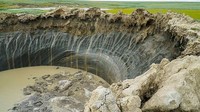 Dalam satu gram permafrost bisa mengandung ribuan spesies mikroba yang tidak aktif. Para ilmuwan percaya jika permafrost mencair, akan menimbulkan bahaya seperti pandemi COVID-19. (Foto: Getty Images/AleksandrLutcenko)