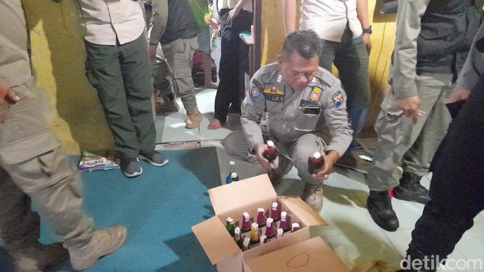 Petugas Amankan Ratusan Botol Miras saat Razia di Kota Bogor