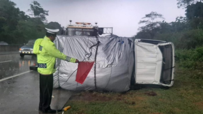 Pikap muat pakan ternak terguling di Tol Pandaan